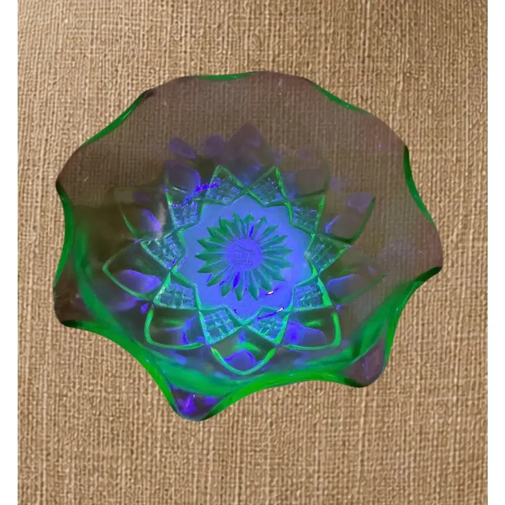 Hazel Atlas Diamond Arches #732 Uranium Glass Ruffled Berry Bowl Green 1929